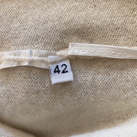 Beautiful cashmere cream coloured sweater purchased at Holt Renfrew size small - Picture 6 of 6